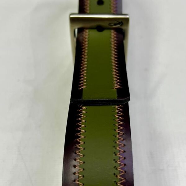 Cinto cuero costura zigzag (El Club de La Llave de Lord´s)